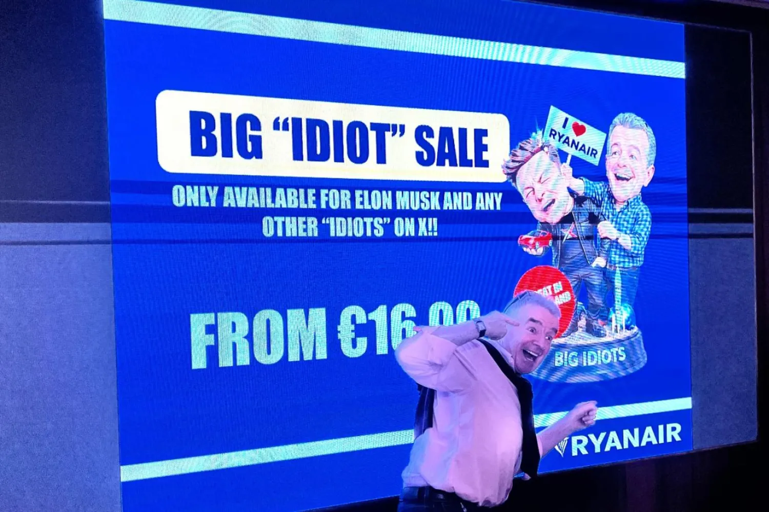 Herkese açık: Ryanair'ın CEO'su Michael O'Leary, Elon Musk'ın yer aldığı satış posterinin önünde poz veriyor (Simon Calder)