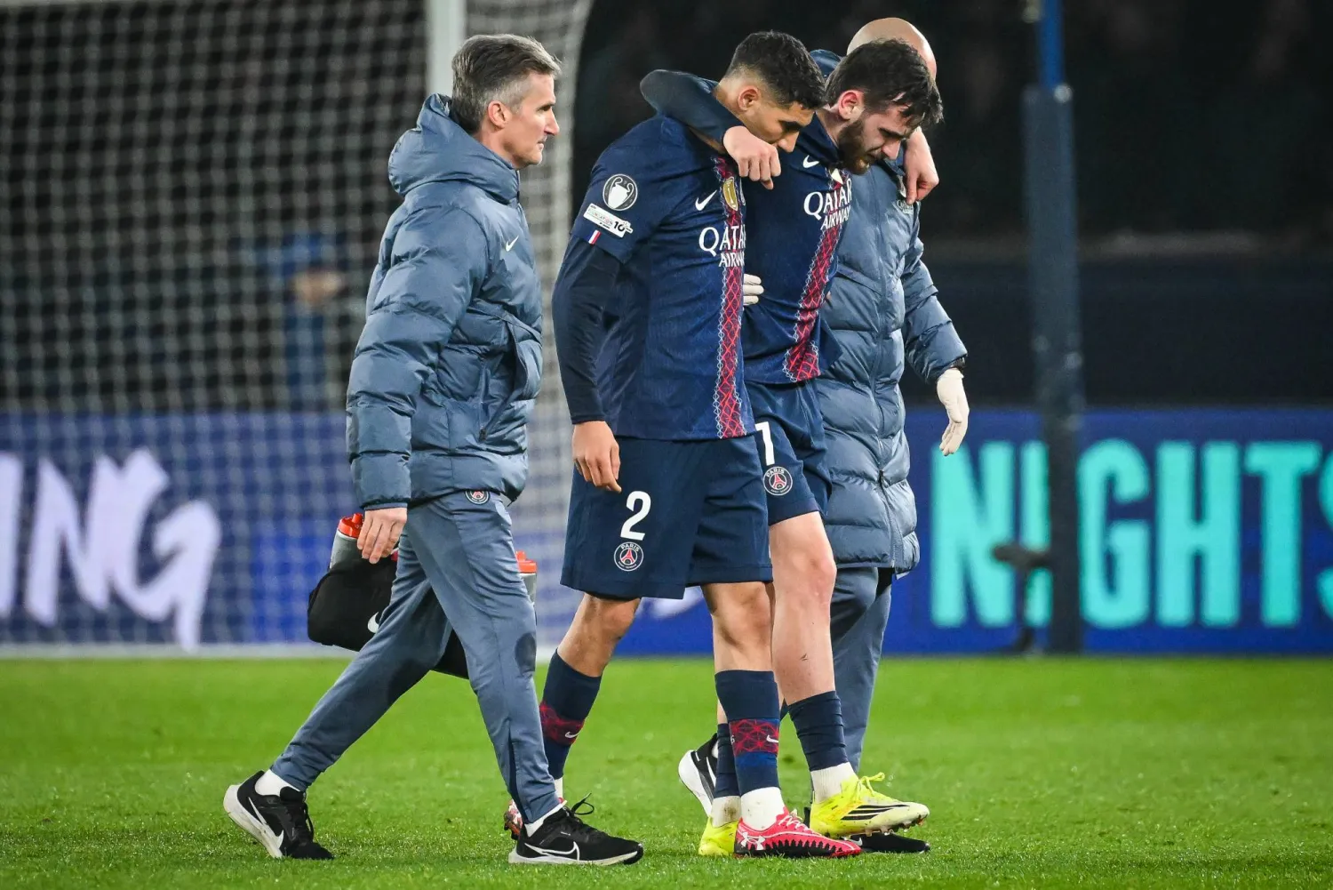 الجورجي خفيتشا كفاراتسخيليا غادر مواجهة نيوكاسل مصاباً (د.ب.أ)