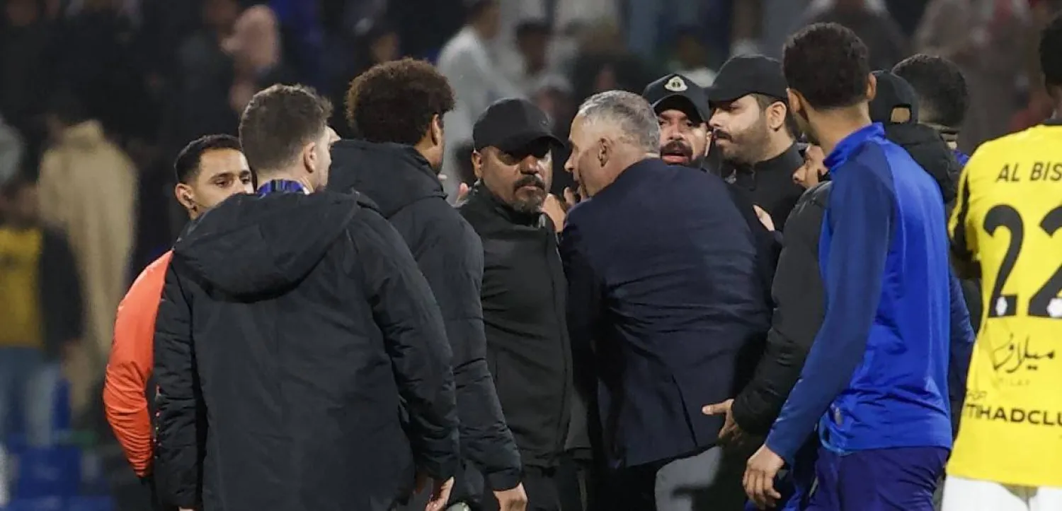 غوميز في نقاش حاد مع الحكم بعد نهاية المباراة (تصوير: نايف العتيبي)