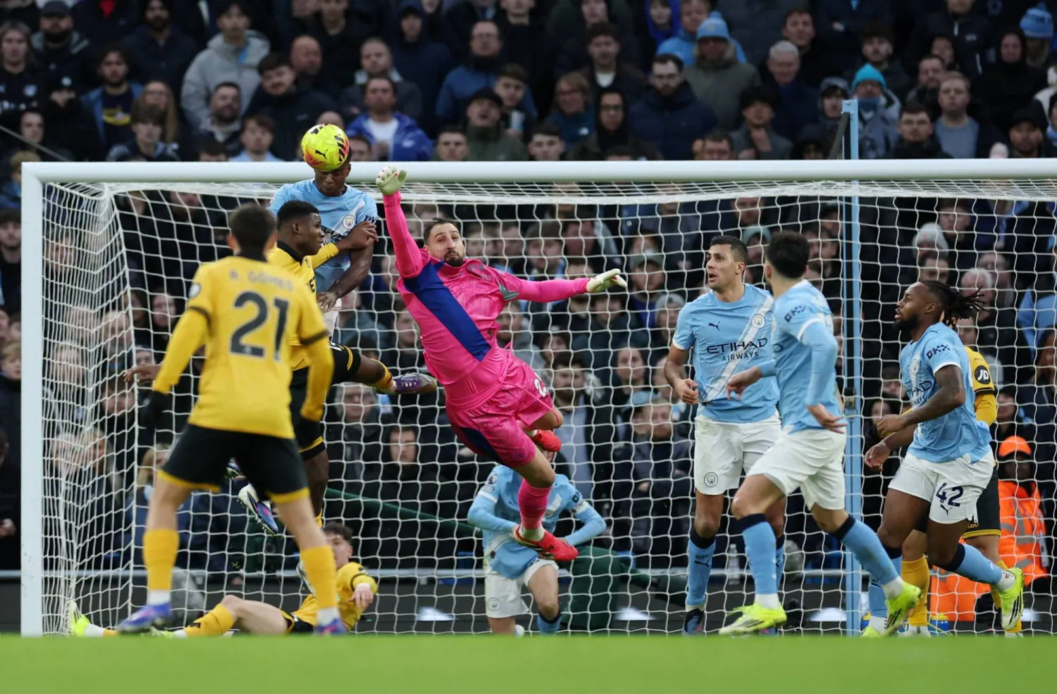 غويهي (يسار) يتصدي برأسه لتسديدة من أحد لاعبي وولفرهامبتون (رويترز)