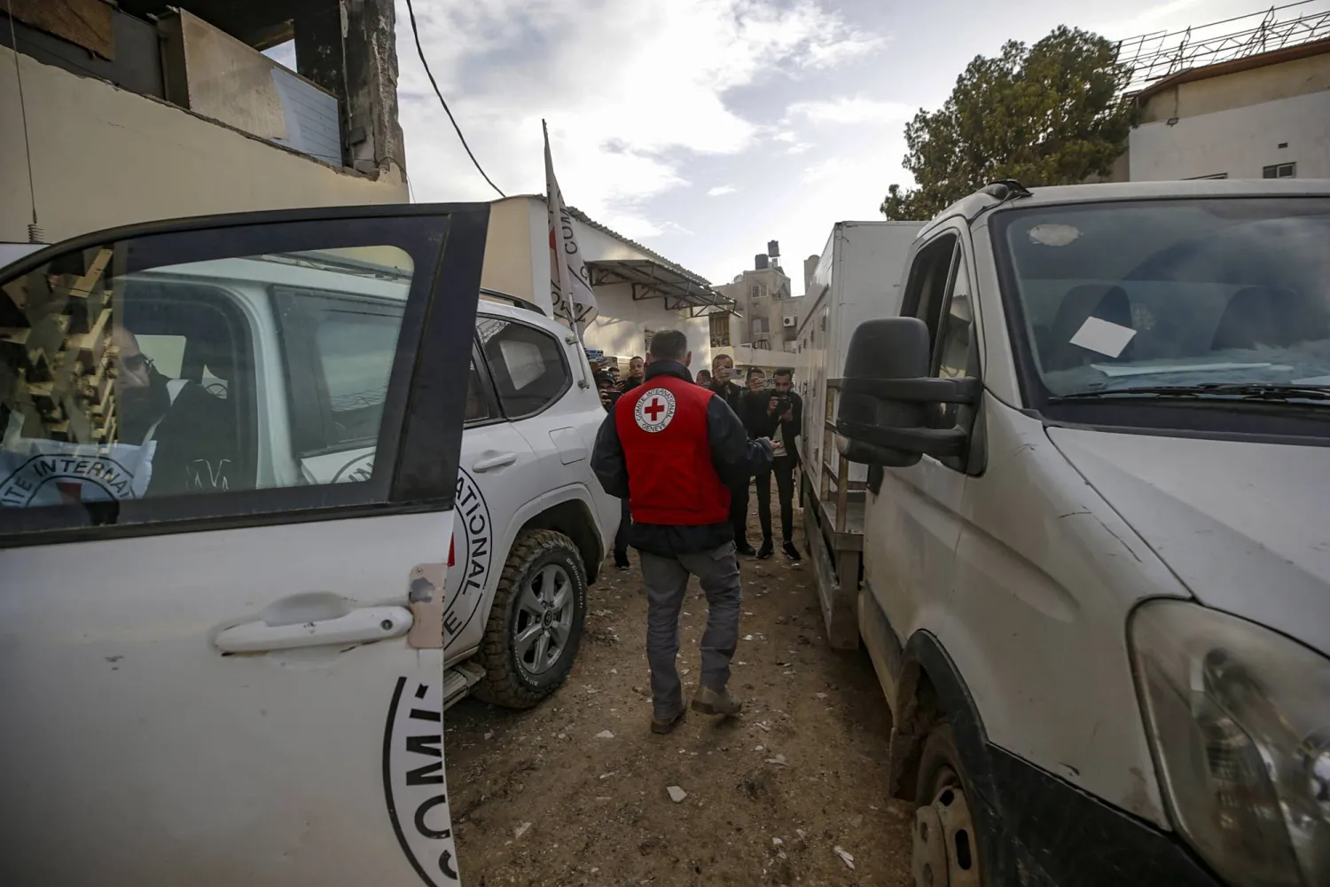 خلال تسليم الجثامين الـ15 في قطاع غزة (إ.ب.أ)