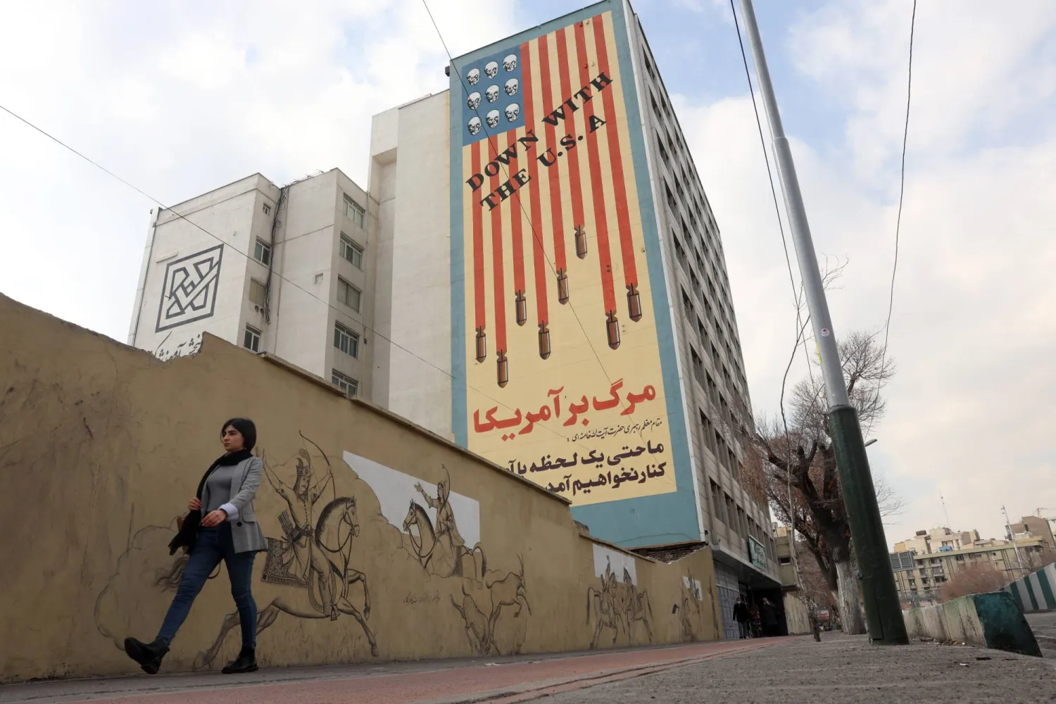 قطعت السلطات الإيرانية خدمة الإنترنت وقمعت الاضطرابات بقوة ساحقة (إ.ب.أ)