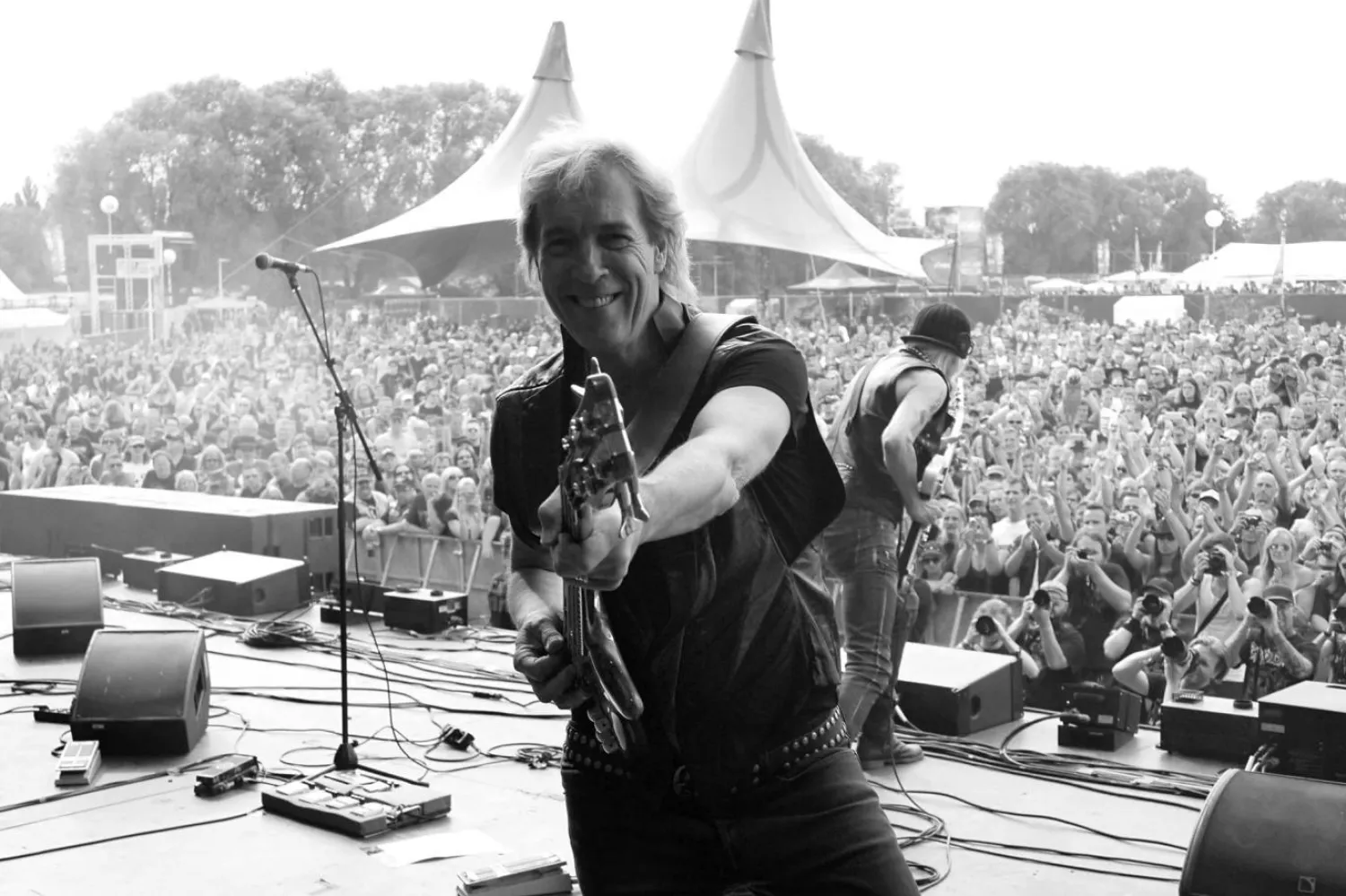 Ailesi acı haberi ünlü müzisyenin sosyal medya hesabından duyurdu (Facebook/Francis Buchholz)