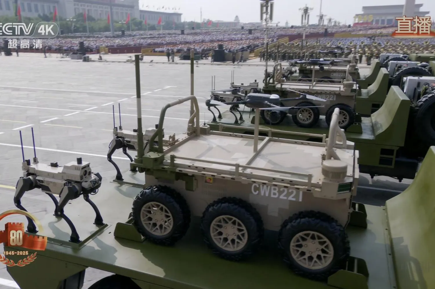 Eylül'de Pekin'de düzenlenen askeri geçit töreninde "robot kurtlar" da gösterilmişti (CCTV)