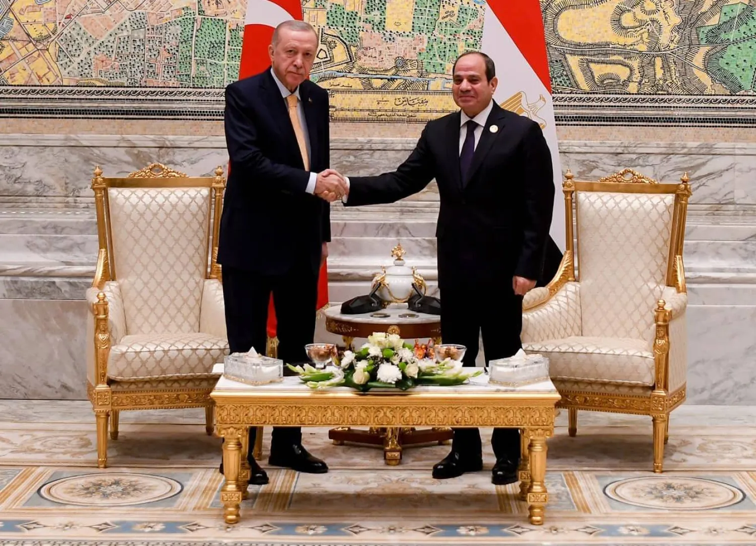 الرئيس المصري عبد الفتاح السيسي يلتقي نظيره التركي رجب طيب إردوغان على هامش قمة الدول الثماني النامية للتعاون الاقتصادي في العاصمة الإدارية الجديدة - 19 ديسمبر 2024 (الرئاسة المصرية)