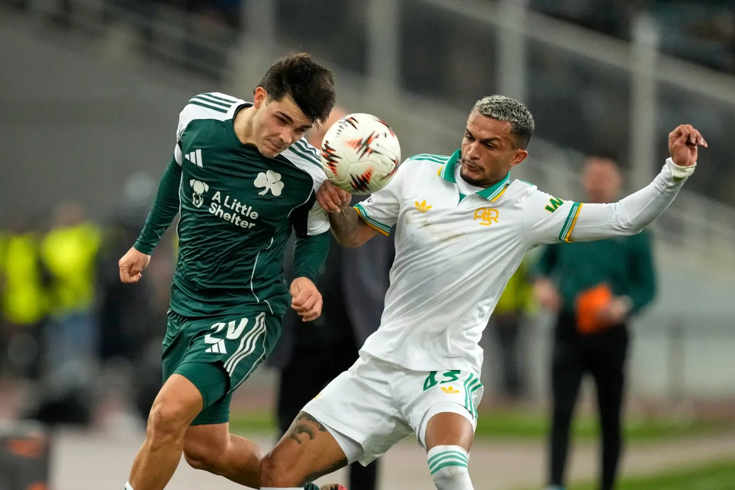 روما تعادل مع مضيّفه باناثينايكوس وتأهل (أ.ب)