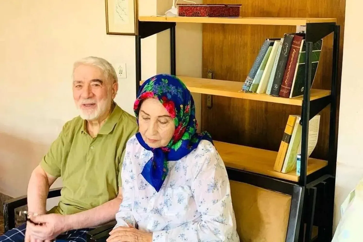 Reformcu medya kuruluşları tarafından yayınlanan yeni bir fotoğrafta Mir-Hüseyin Musevi ve eşi Zehra Rahneverd görülüyor.