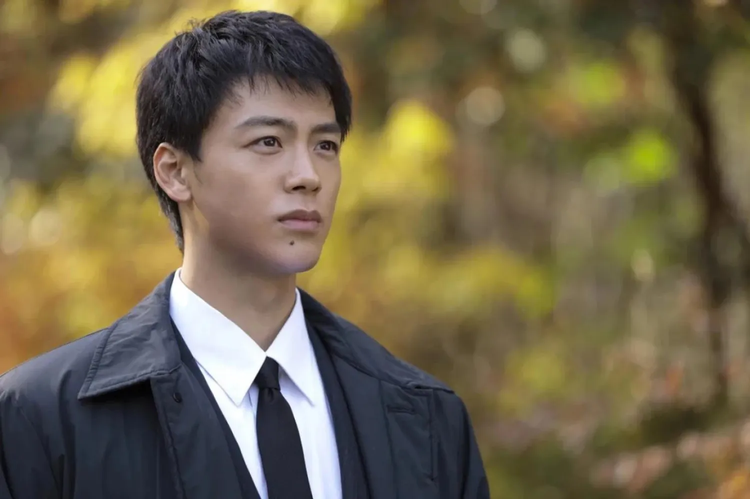 Silent Truth, bir cinayet davasını soruşturmak üzere memleketine atanan dedektifin, ilk aşkıyla yeniden karşılaşması üzerine gelişen gizemli olayları merkezine alıyor (Netflix)