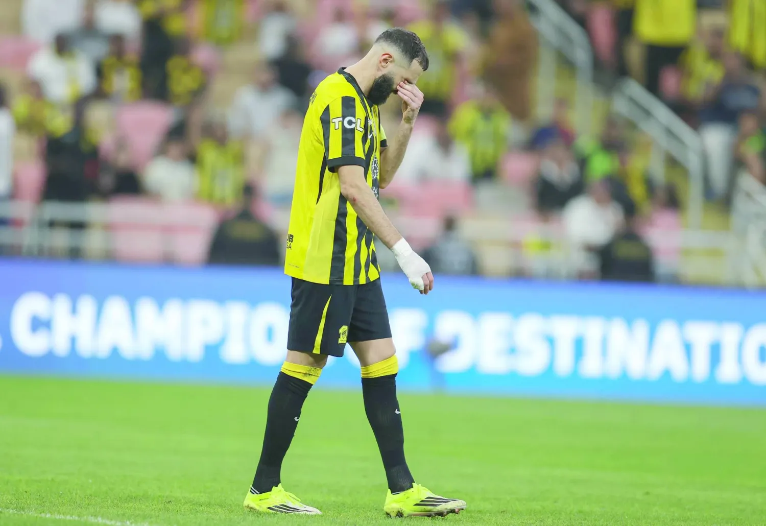 
بنزيمة غاضب من عدم تناسب العرض الاتحادي الجديد مع إمكاناته (تصوير: عدنان مهدلي)