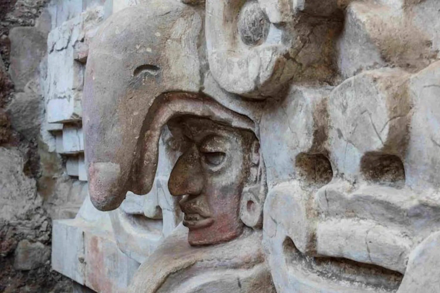 İçine insan yüzü oyulmuş baykuş heykeli bulundu (INAH)