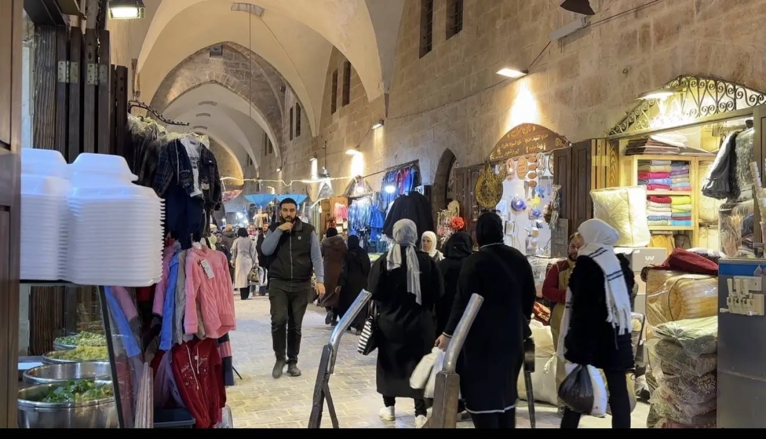 إحدى الأسواق بعد ترميمها وتشغيلها (الشرق الأوسط)