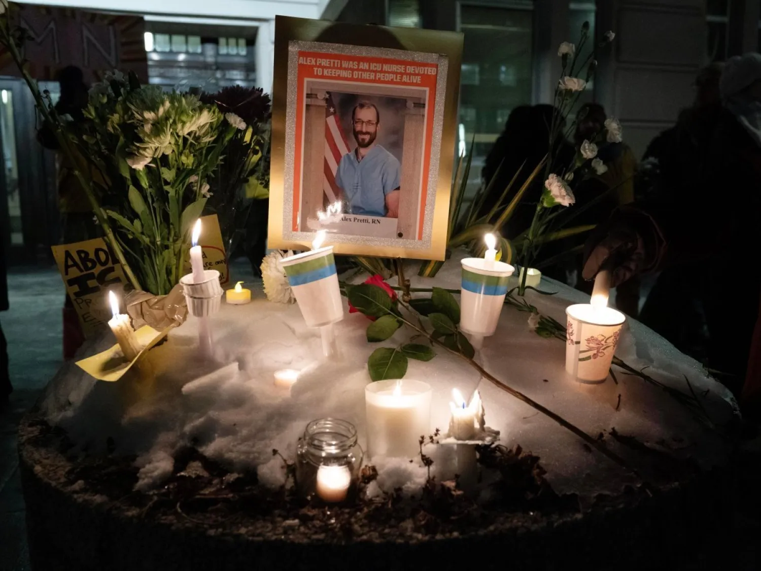 أشعل المتظاهرون الشموع تكريماً لأليكس بريتي خلال وقفة احتجاجية بالشموع أمام مقر وزارة شؤون المحاربين القدامى في واشنطن 28 يناير 2026 (أ.ب)