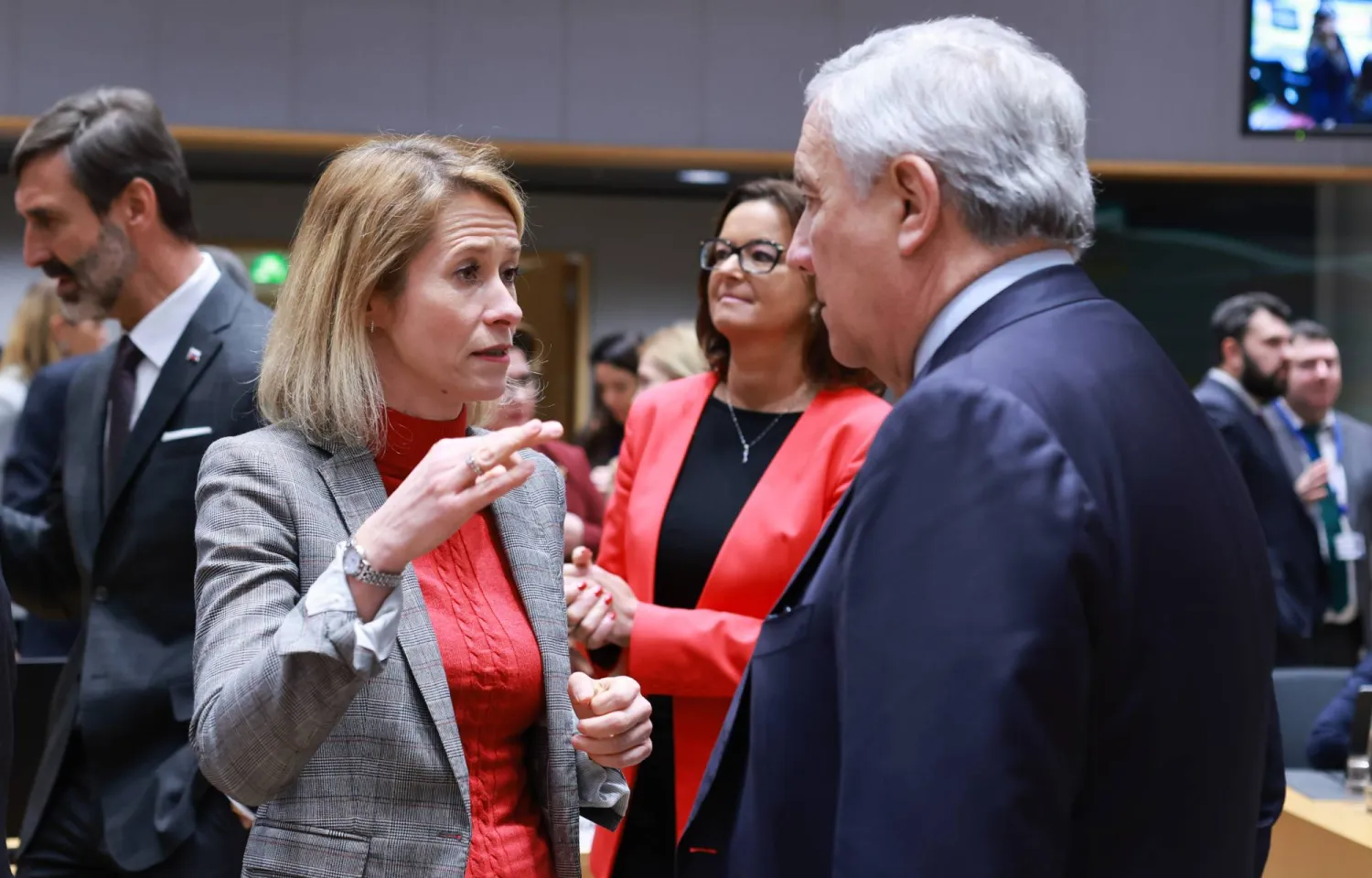 جانب من محادثات وزراء الخارجية الأوروبيين بشأن إيران في بروكسل أمس (إ.ب.أ)