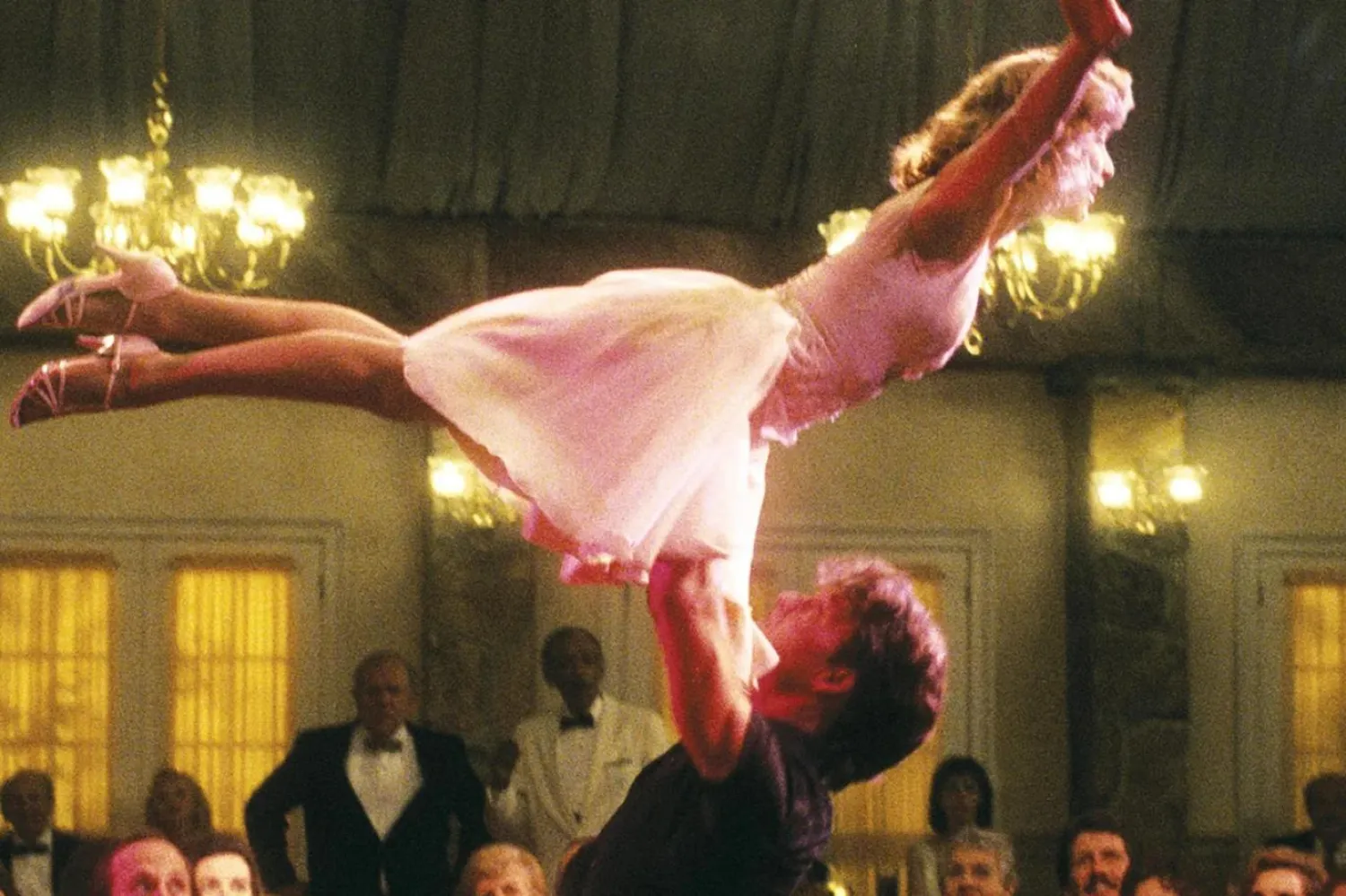 İlk Dans, İlk Aşk bir yaz kampında dans öğretmenliği yapan Johnny Castle ve tatil için ailesiyle birlikte tesise gelen Baby'nin hikayesini merkeze alıyor (Vestron Pictures / Artisan Entertainment)