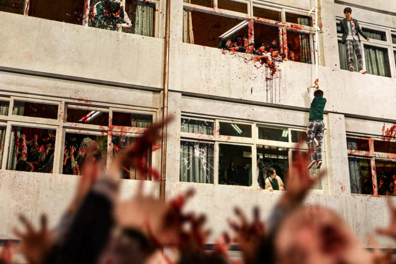 Netflix'in 18 yaş uyarısıyla 2022'de yayına soktuğu All of Us Are Dead, okudukları lisede bir zombi virüsü salgınının patlak vermesiyle kapana kısılan öğrencileri merkezine alıyor (Netflix)