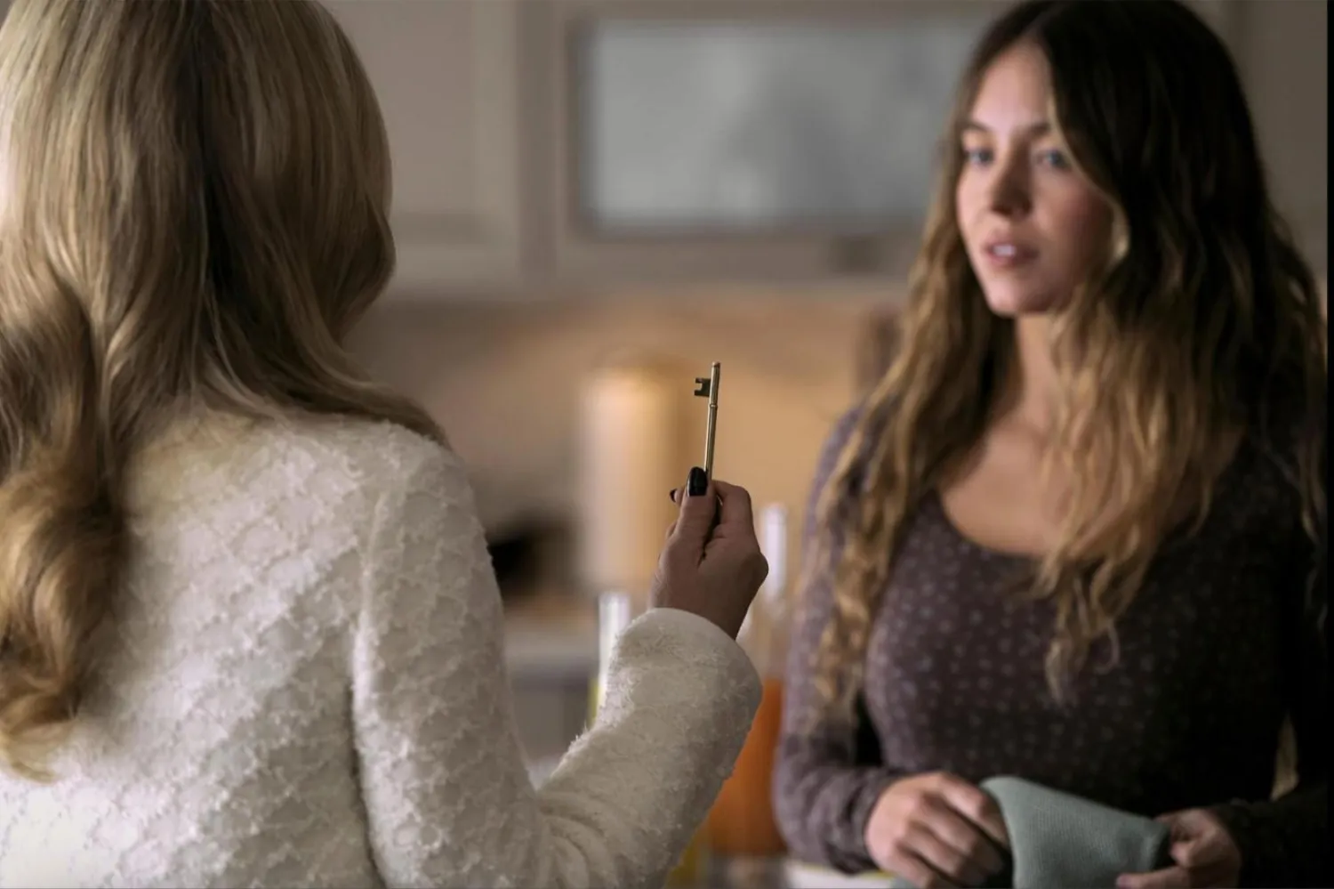 Büyük çıkışını Euphoria'yla yapan 28 yaşındaki Sydney Sweeney, Hizmetçi'de kusursuz görünen zengin bir ailenin yanında çalışmaya başlayan ve o mükemmel görüntünün ardındaki karanlık sırları keşfeden genç bir hizmetçiyi canlandırıyor (Starz Entertainment)