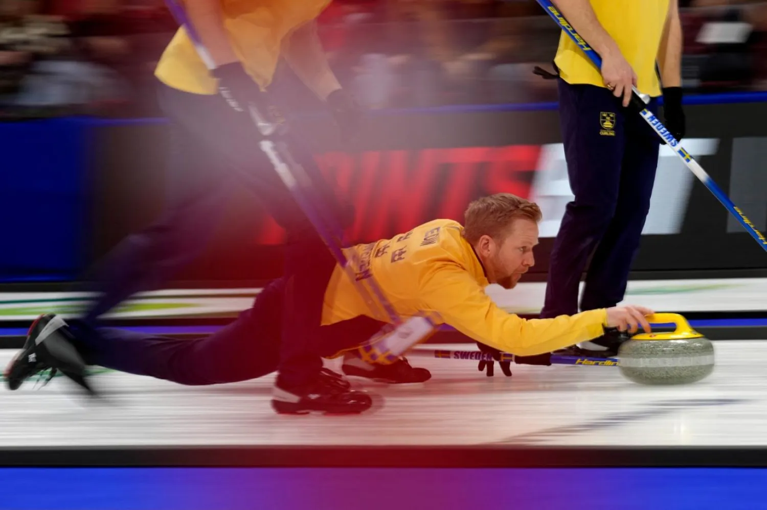 Curling, 1998'den beri kış olimpiyatlarında yer alıyor (Reuters)