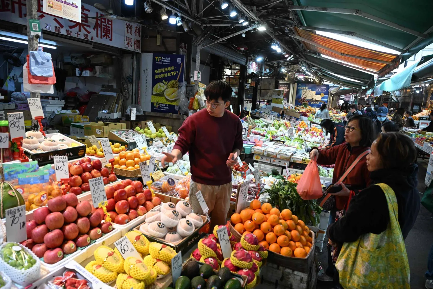 سوق شعبية للفاكهة في جزيرة هونغ كونغ الصينية (أ.ف.ب)
