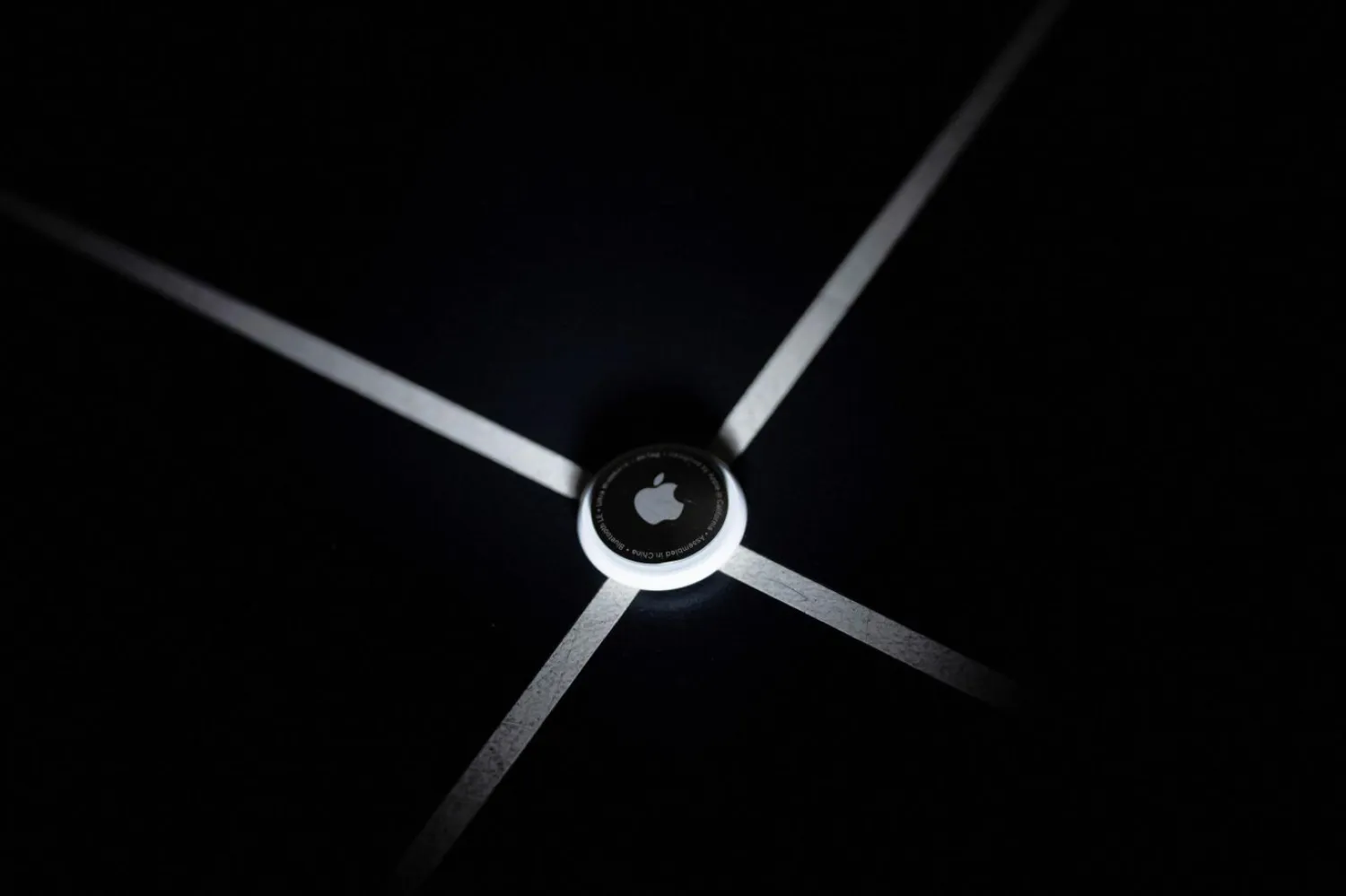 13 Şubat 2023'te Washington, DC'de çekilmiş bir Apple AirTag fotoğrafı. 2026'da çıkacağı söylenen yeni yapay zeka cihazı, AirTag'le aşağı yukarı aynı boyutta olacak (Brendan Smialowski/ AFP)