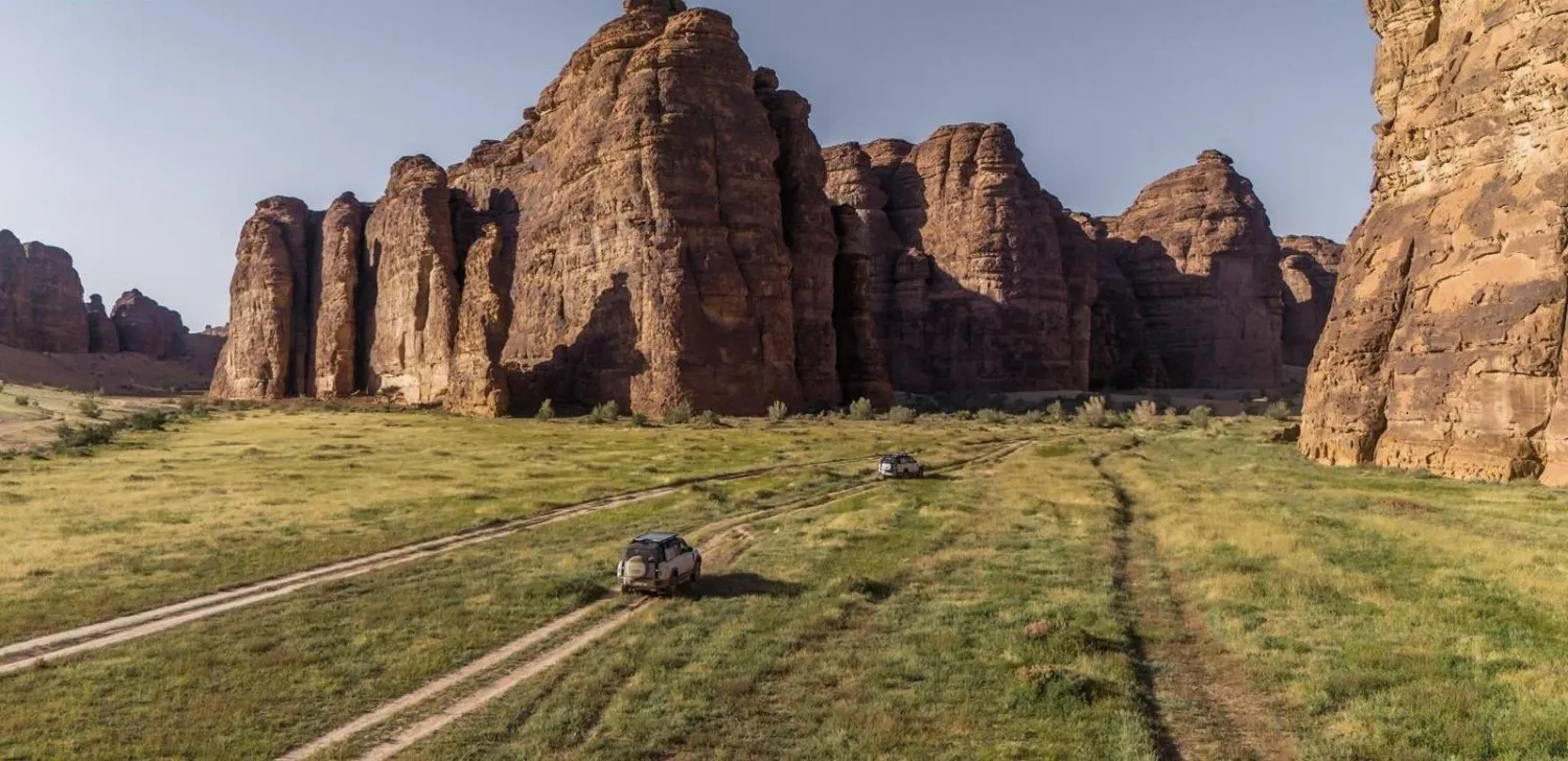خلال عبور القافلة أرجاء محمية «شرعان» بطبيعتها البِكر يكتشف الضيوف أسرار التاريخ (واس)
