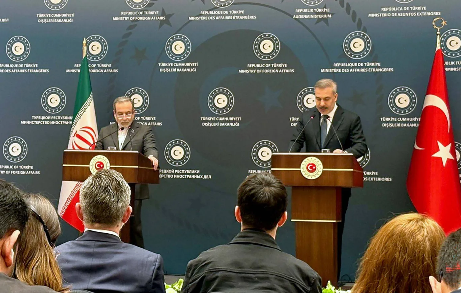 وزيرا الخارجية التركي هاكان فيدان والإيراني عباس عراقجي خلال مؤتمر صحافي في إسطنبول الجمعة (أ.ف.ب)