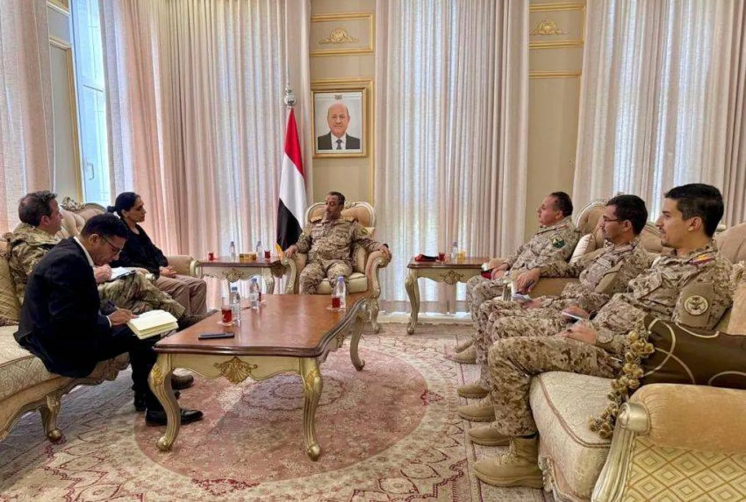 رئيس هيئة الأركان اليمنية صغير بن عزيز مجتمعاً مع السفيرة البريطانية (سبأ)