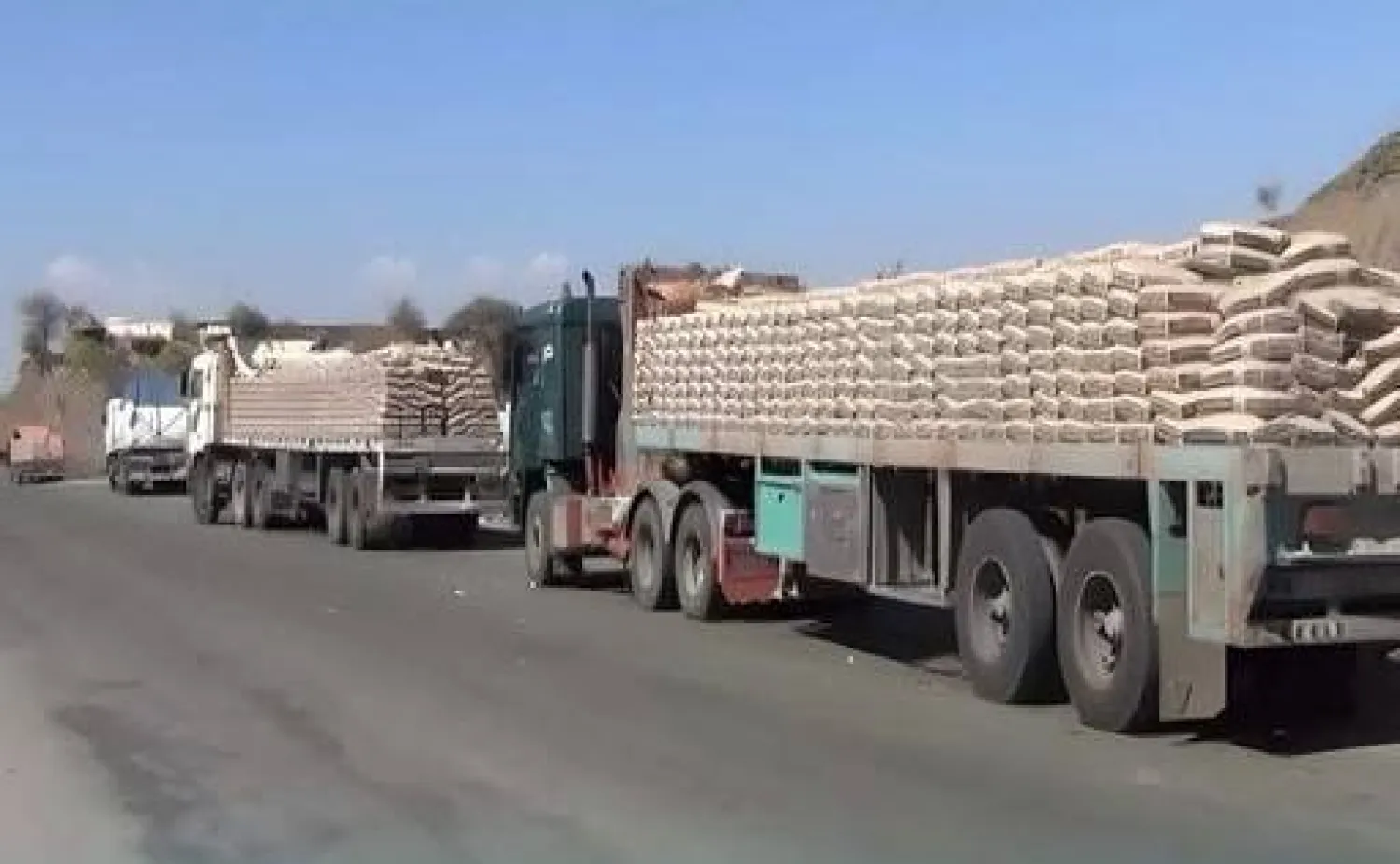 تجار الإسمنت يتكبدون خسائر كبيرة نتيجة جبايات نقاط التفتيش الحوثية (فيسبوك)