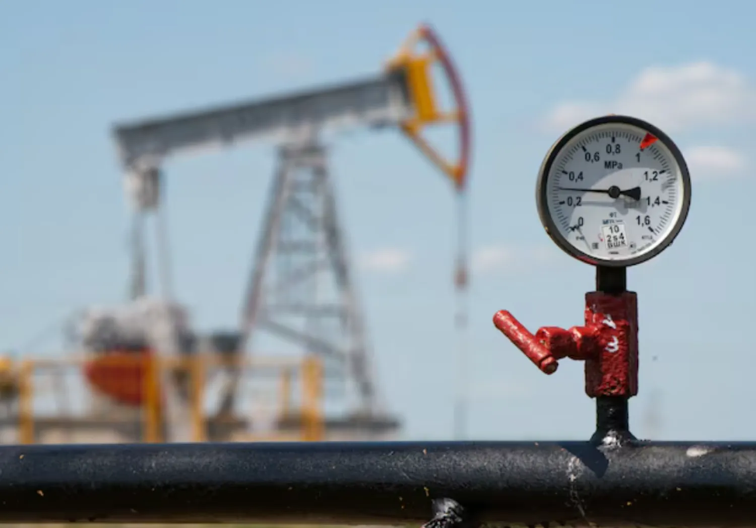 A view shows a pressure gauge near oil pump jacks outside Almetyevsk, in the Republic of Tatarstan, Russia July 14, 2025. REUTERS/Stringer 