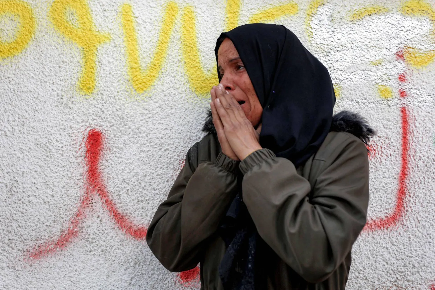 فلسطينية تبكي خارج «مستشفى الشفاء» حيث يجري الخبراء الجنائيون فحصاً لجثث فلسطينيين أعادتها إسرائيل بموجب اتفاق وقف النار في غزة الجمعة (أ.ف.ب)