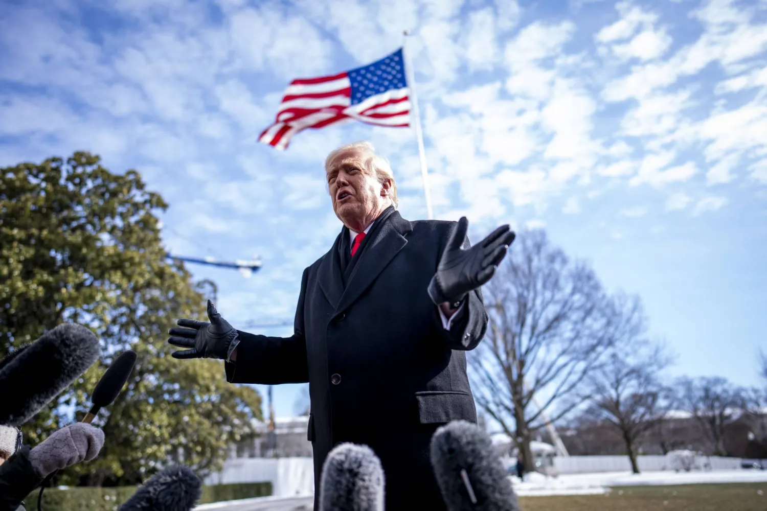 ترمب يتحدث إلى الصحافيين في البيت الأبيض 27 يناير 2026 (نيويورك تايمز)