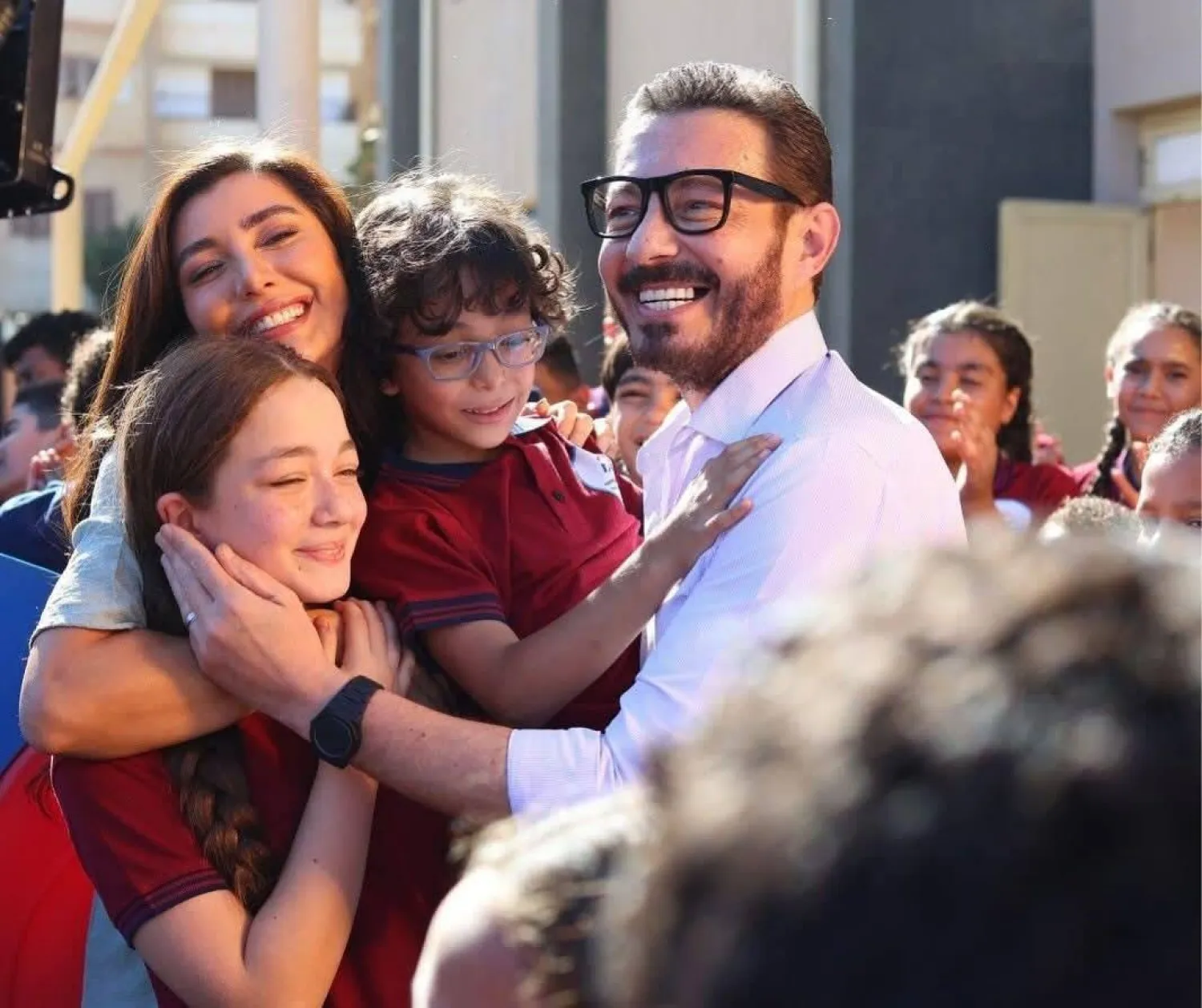 في لقطة مع أسرته بمسلسل «لعبة وقلبت بجد» (الشركة المنتجة)