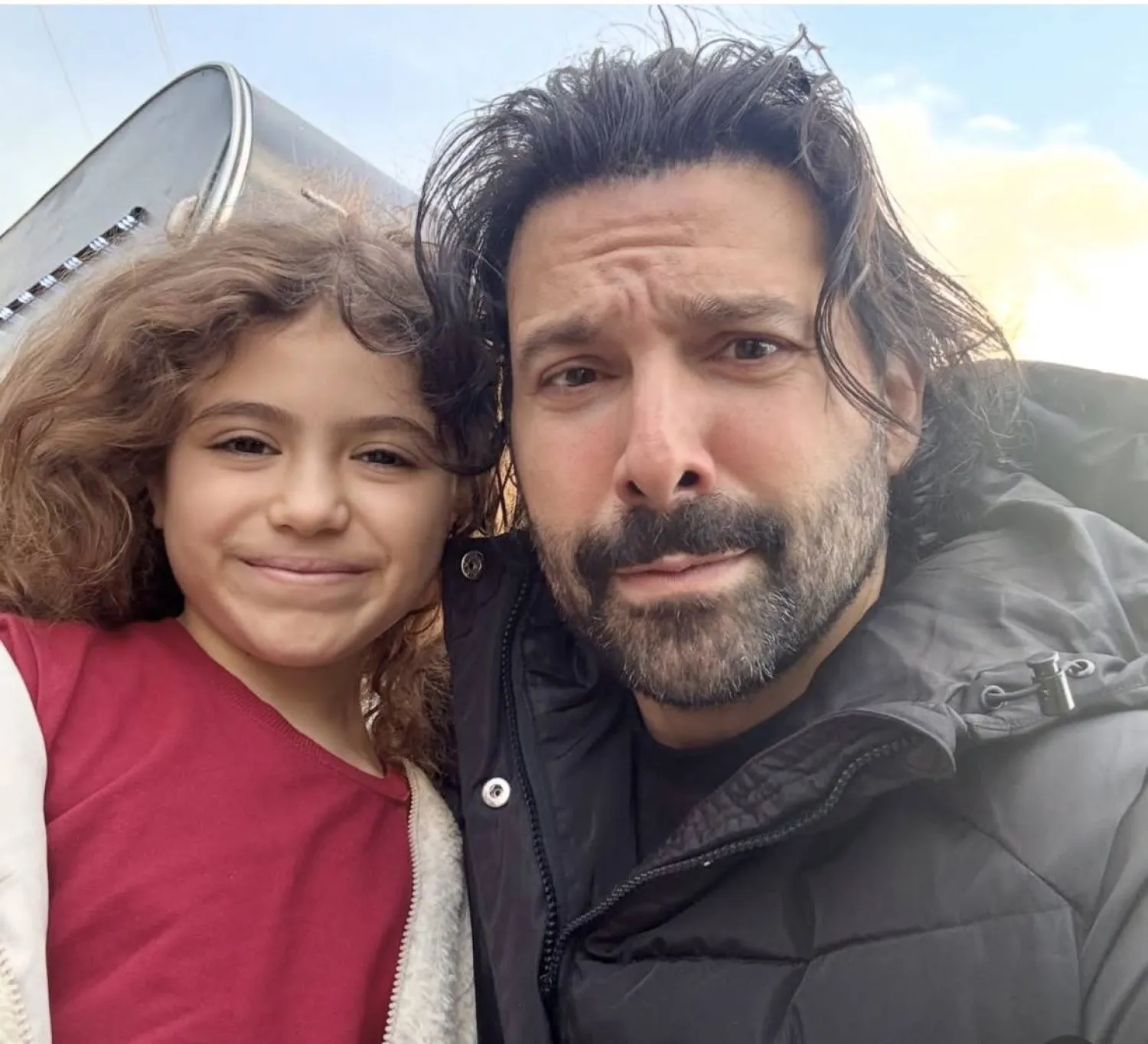 جو طراد مع الطفلة روسيل زعيتر صاحبة شخصية «ملاك» (صور الممثل)