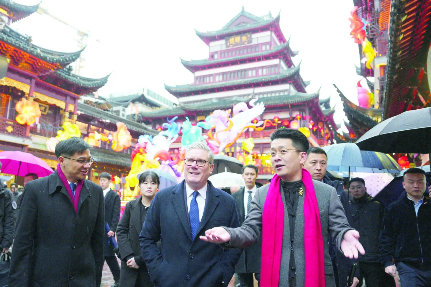 رئيس الوزراء البريطاني كير ستارمر (وسط) خلال زيارة إلى حدائق يويوان في مدينة شنغهاي الصينية يوم الجمعة (رويترز)