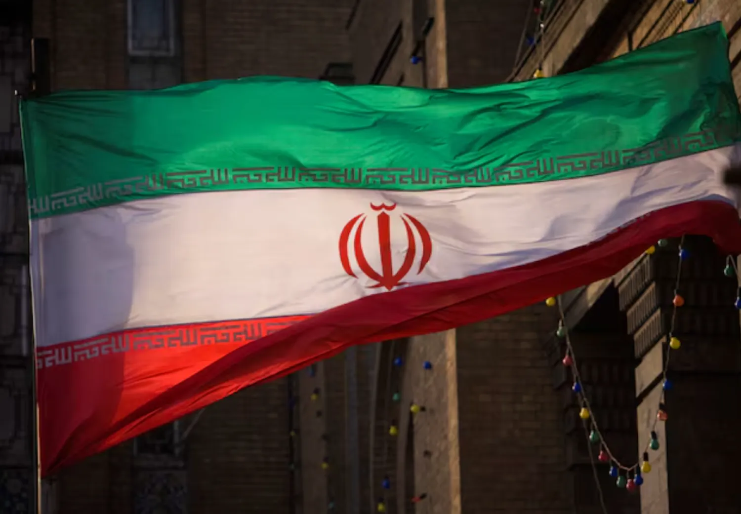 Iranian flag is pictured in front of Iran's Foreign Ministry building in Tehran November 23, 2009. REUTERS/Morteza Nikoubazl (IRAN POLITICS)/File Photo 
