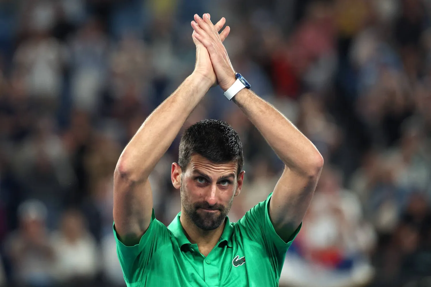 الصربي نوفاك ديوكوفيتش يحتفل بفوزه على الإيطالي يانيك سينر (أ.ف.ب)