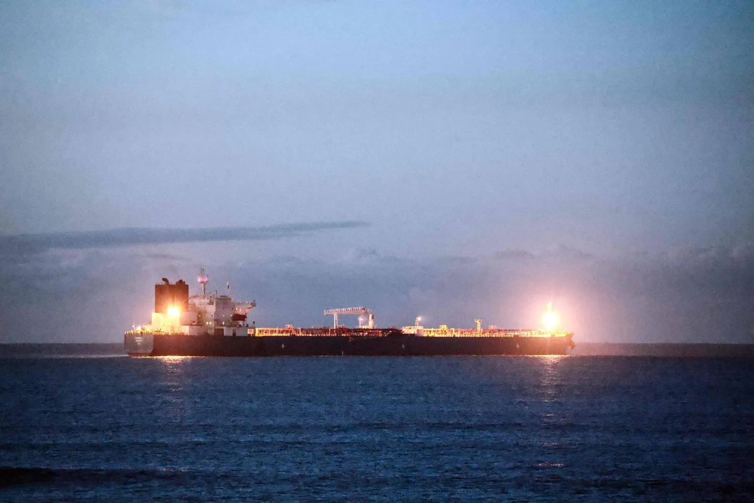 ناقلة النفط «غرينش» بالقرب من ميناء مرسيليا-فوس (أ.ف.ب)