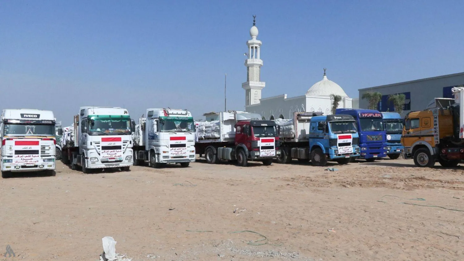 جانب من شاحنات المساعدات الإنسانية المقدمة من «التيار الصدري» إلى أهالي غزة (مكتب الصدر)