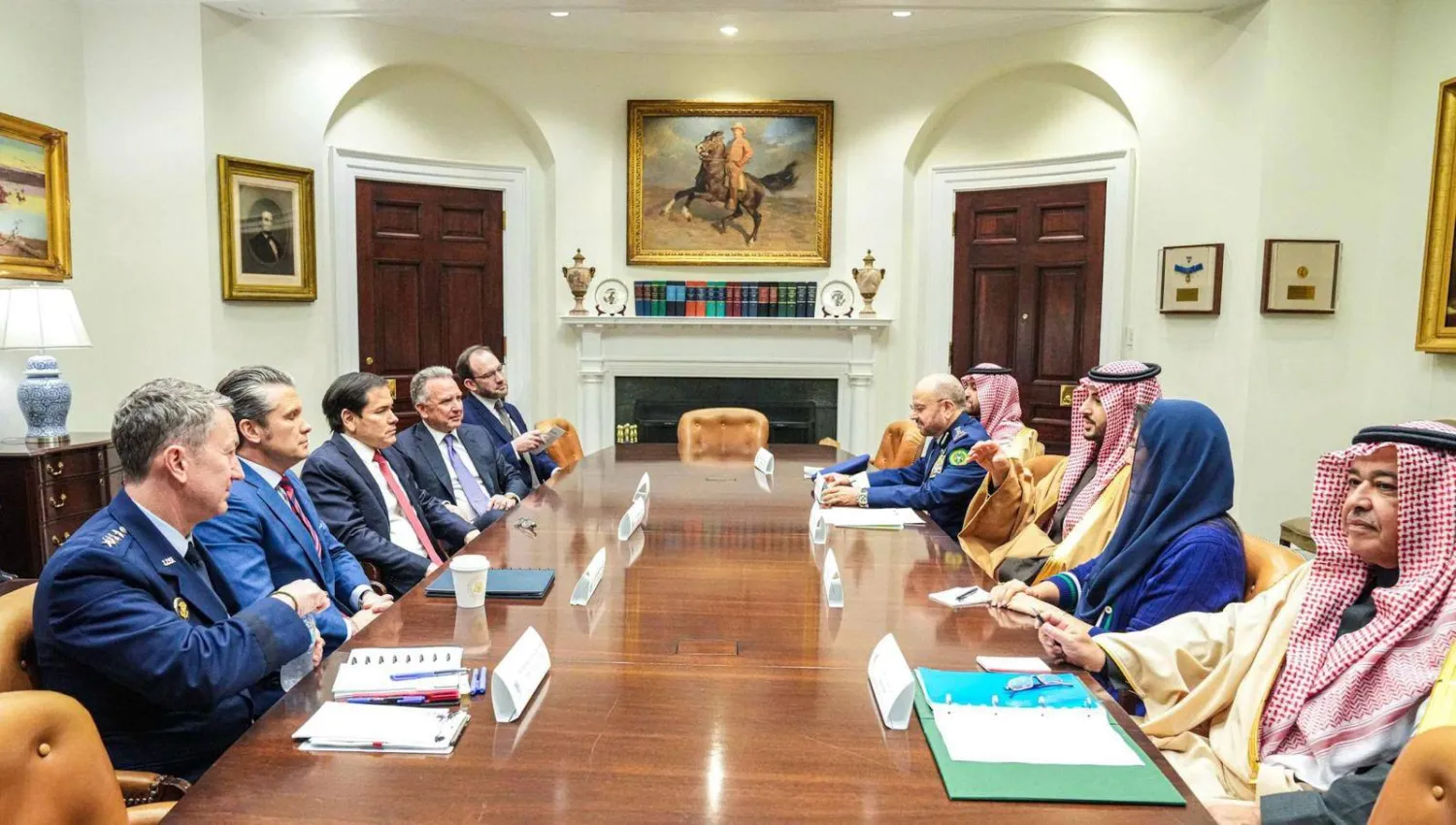 الأمير خالد بن سلمان خلال اجتماعه مع ماركو روبيو وبيت هيغسيث وستيف ويتكوف في واشنطن الخميس (وزارة الدفاع السعودية)