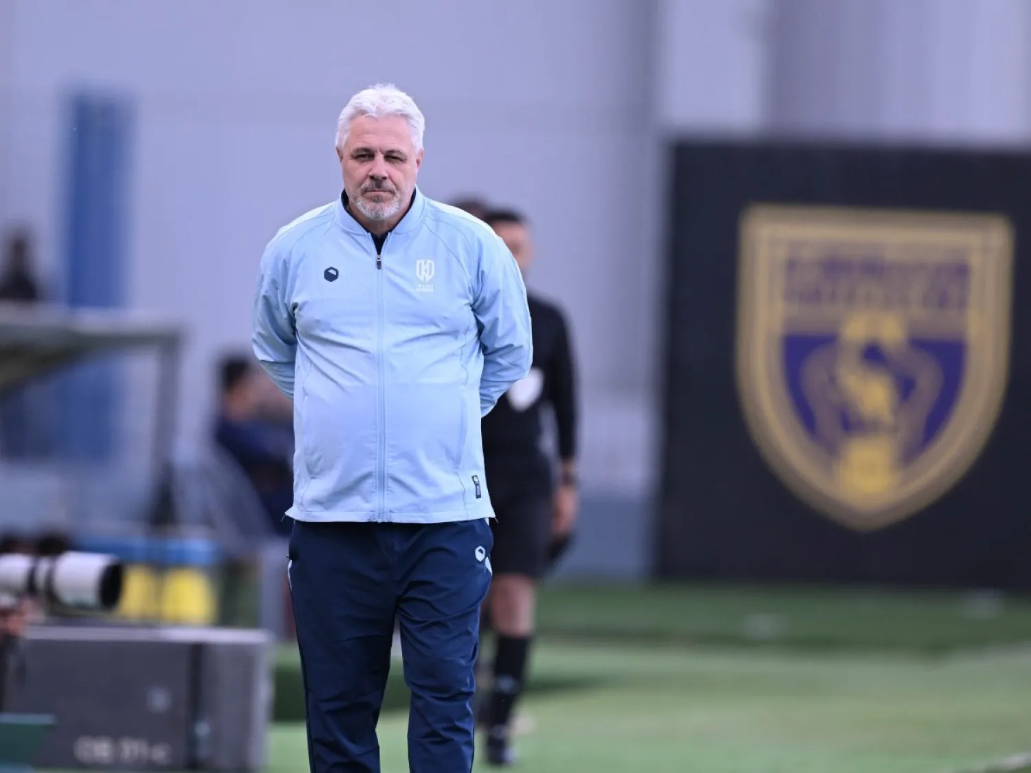 الروماني سوموديكا المدير الفني للأخدود (تصوير: بشير صالح)