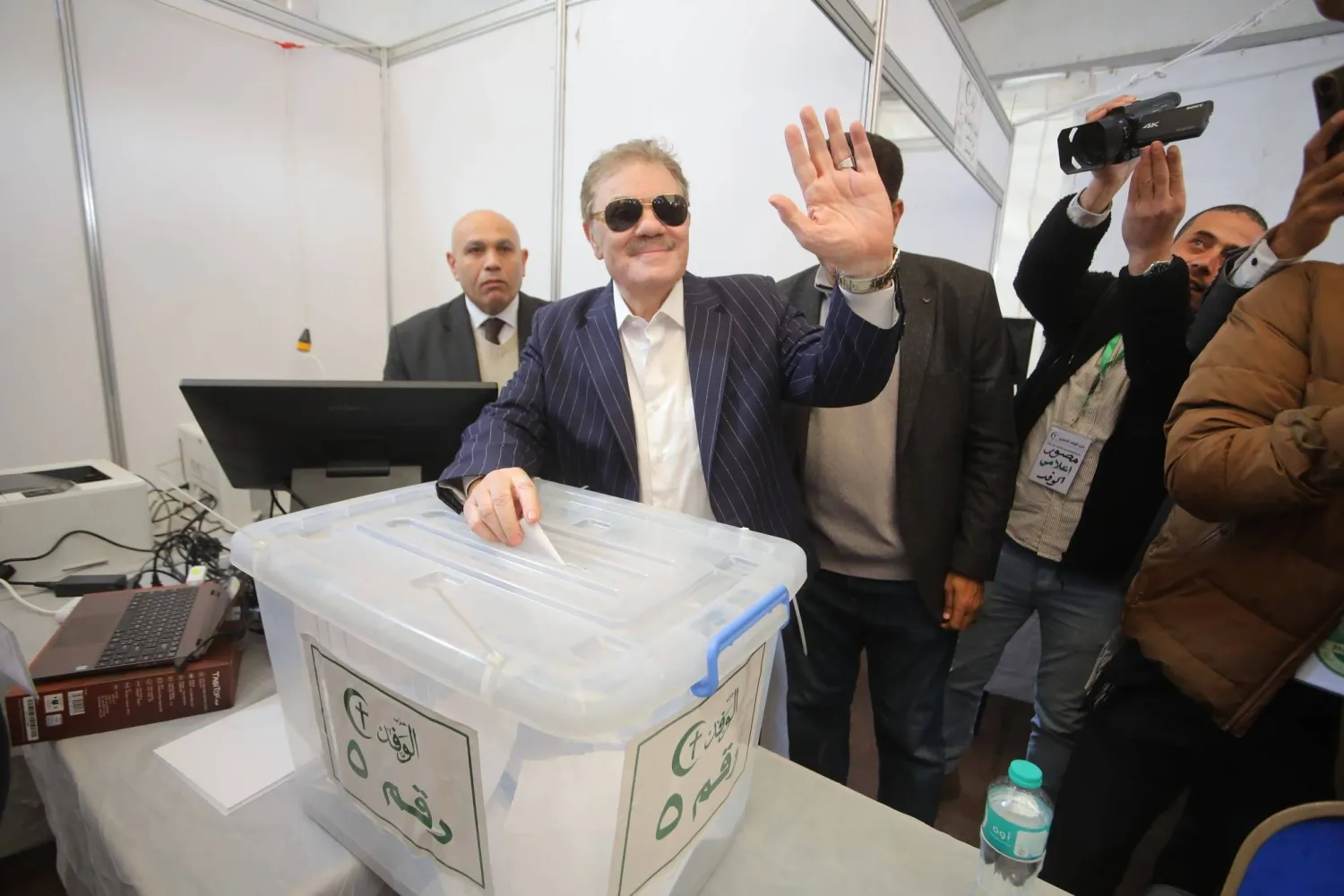 رئيس حزب «الوفد» المصري المنتخب السيد البدوي لحظة الإدلاء بصوته في وقت سابق الجمعة (الصفحة الرسمية للحزب)