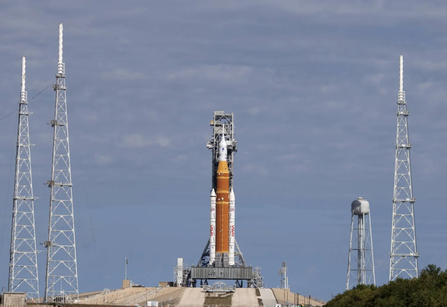 «ناسا» كانت على أهبة الاستعداد لإجراء اختبار تزويد الصاروخ التابع لمهمة «أرتيميس» (إ.ب.أ)