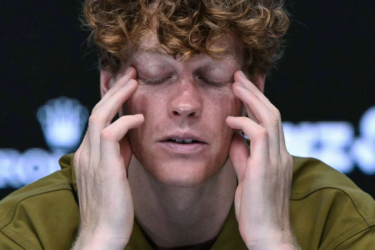 سينر معبراً عن حسرته خلال المؤتمر الصحافي (أ.ف.ب)