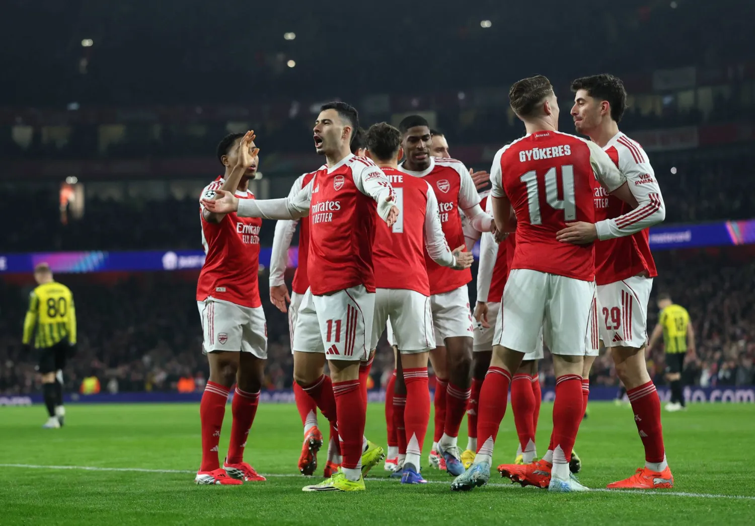 أرسنال  المنتشي أوروبياً يتطلع لتصحيح مساره محليا (رويترز)