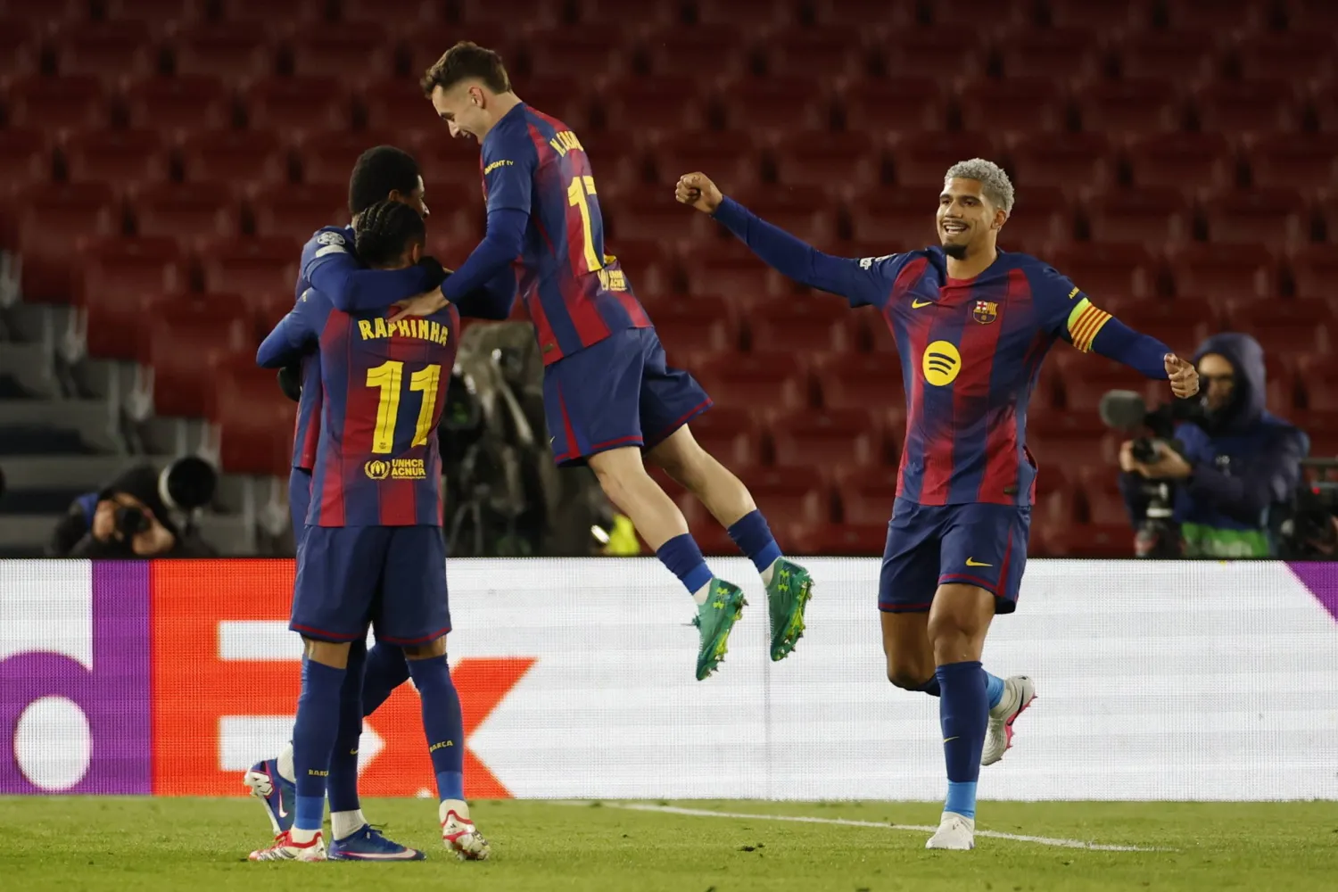 لاعبو برشلونة والفرحة بتأهلهم إلى دور الـ16 بدوري أبطال أوروبا (إ.ب.أ)