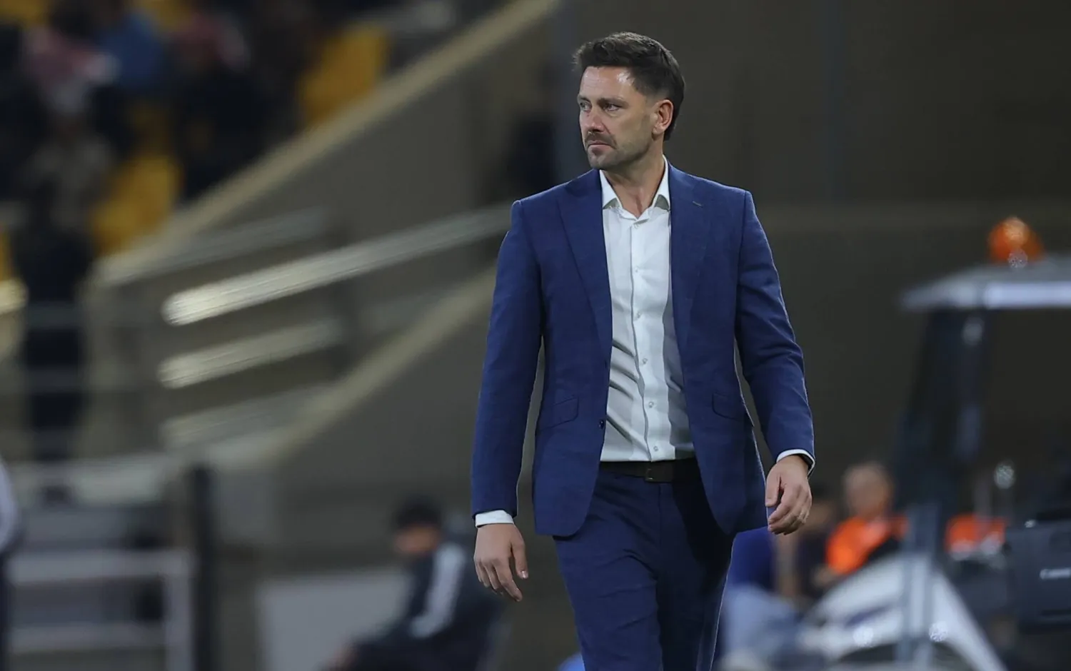 باكنغهام يراقب أداء لاعبيه خلال المباراة (تصوير: عبد العزيز النومان)