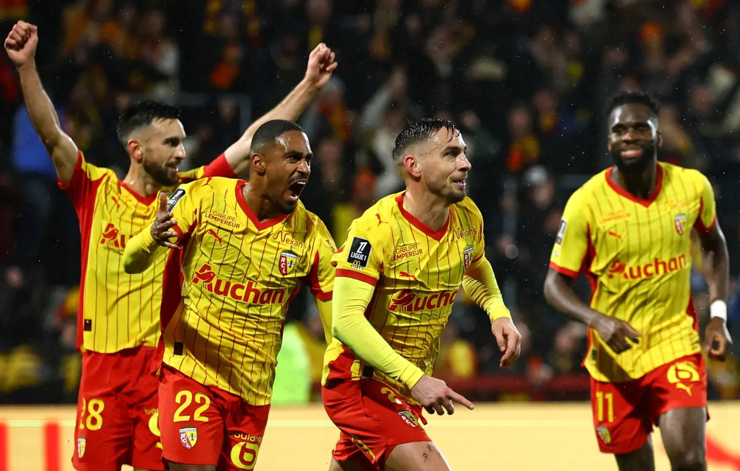 لاعبو لانس يحتفلون بهدف الفوز (رويترز)