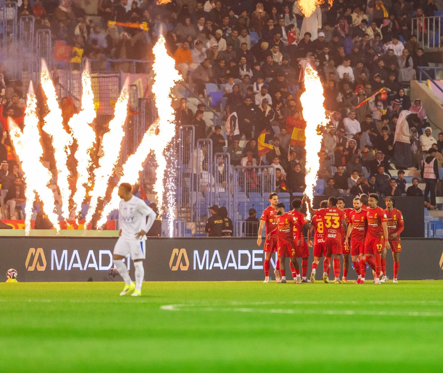 فرحة قدساوية على ايقاع نوافير النار في ملعب الدمام (تصوير: عيسى الدبيسي)