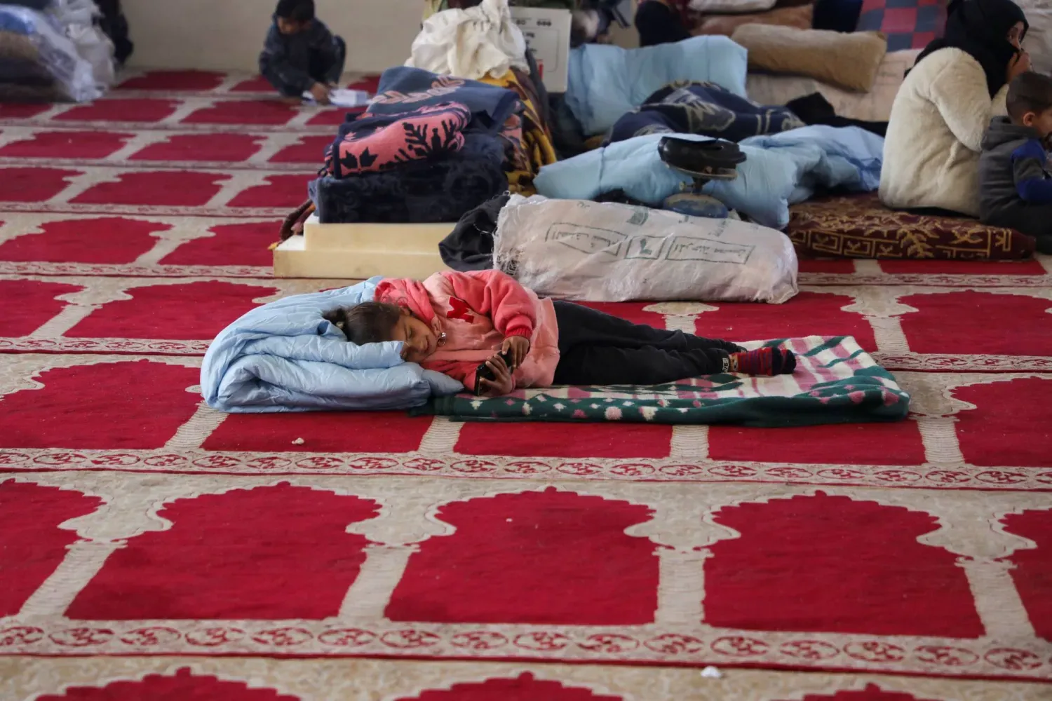 Yerinden edilmiş Suriyeliler, Haseke vilayetine bağlı Kamışlı’daki bir caminin zemininde uyuyor, (29 Ocak), (Reuters)