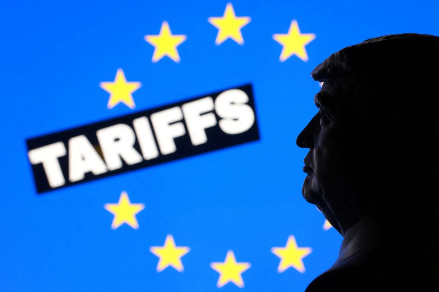 صورة مركبة تُظهر الرئيس الأميركي دونالد ترمب وعلم الاتحاد الأوروبي وكلمة «التعريفات الجمركية» (رويترز)