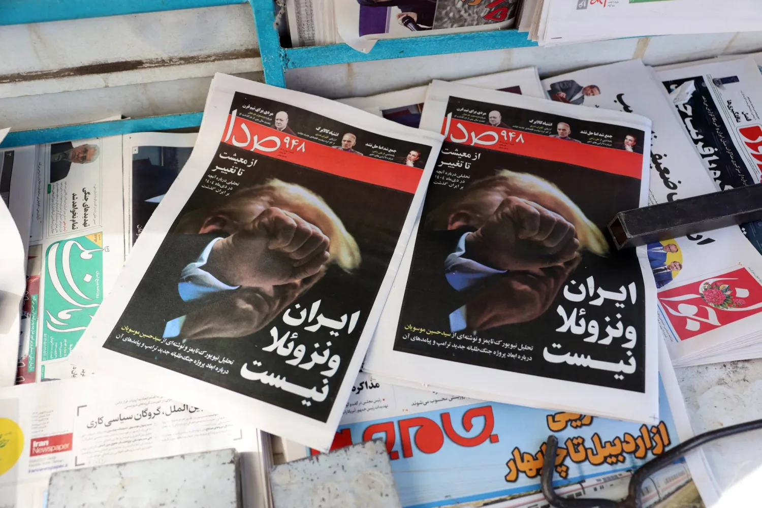 نسخ من صحيفة إيرانية وضعت على صفحتها الأولى من نسختها الصادرة اليوم صورة للرئيس الأميركي دونالد ترمب مع عبارة «إيران ليست فنزويلا» (إ.ب.أ)